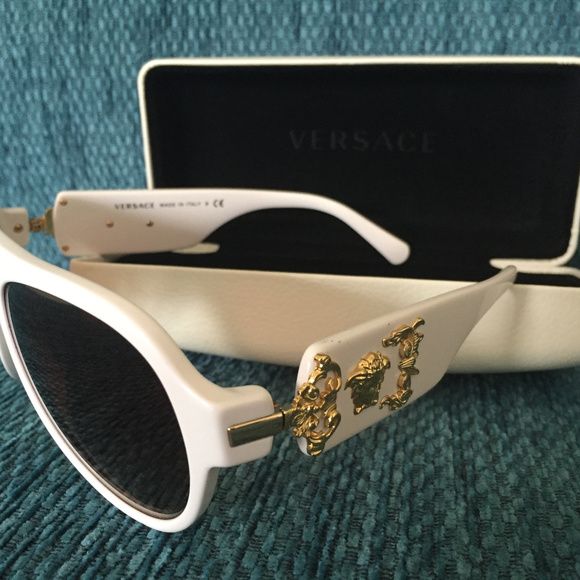 Versace designer women's sunglasses. - Picture 4 of 5